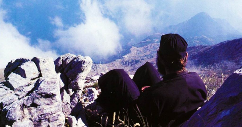 Călugăr pe vârful Sfântului Munte Athos